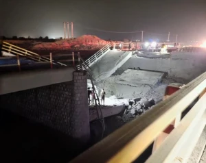 صورة توثق آثار الدمار بجسر كاهورستان في إيران بعد استهدافه في غارة أمريكية