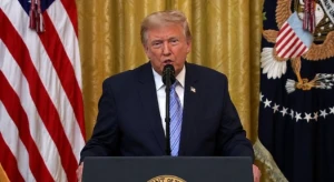 بالفيديو.. ترامب يكشف وثيقة سرية: الصين سرقت بيانات 220 مليون ناخب أمريكي في انتخابات 2020