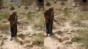 بدلاً من الدعاء.. بالفيديو: شاب يمني يطلق النار على قبر جده من سلاح كلاشنكوف والكشف عن السبب