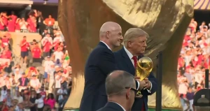 بالفيديو: لحظة تسليم  ترامب كأس العالم لقائد منتخب إسبانيا في نيوجيرسي main