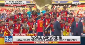 بالفيديو.. لقطة محرجة لترامب على المنصة أثناء تتويج إسبانيا بكأس العالم