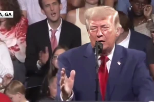 بأسلوب ساخر ..بالفيديو.. شاب يقلّد حركات ترامب من خلف المنصة أثناء إلقائه خطابًا