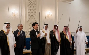 بالفيديو.. الشاب الآسيوي “يوسف إياما” يشارك في العرضة  خلال حفل زفافه على ابنة  المواطن  “فيصل الزهراني”