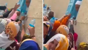 بالفيديو.. تدافع نسائي لتقديم عبوات مياه لواعظ موريتاني ليبصق فيها يثير الجدل