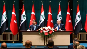 “ليش ما وقعت؟”..بالفيديو : موقف مثير للجدل بين رئيس الوزراء العراقي ووزير النقل خلال توقيع اتفاق مع تركيا