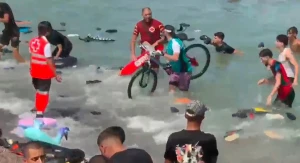 أحدهم يحمل دراجته.. بالفيديو وصول أعداد كبيرة من المهاجرين غير النظاميين المغاربة  إلى سبتة الإسبانية