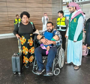 بتوجيه من خادم الحرمين وولي العهد‬⁩.. وصول التوأم الملتصق الفيجي "جيسيبيل وديسيسيا" إلى الرياض -صور
