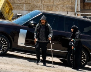 يمتلك “رينج روفر” وآيفون مطليًا بالذهب.. تفاصيل القبض على “أغنى متسول” فلسطيني