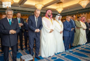 بالصور : ولي العهد والرئيس التركي ورئيس وزراء باكستان خلال أدائهم صلاة الجمعة بالمسجد الحرام