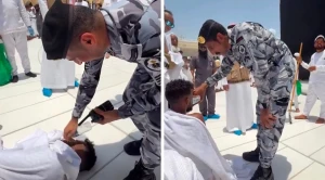 بالفيديو: رجال أمن الحرم يسارعون لإسعاف معتمر أُغمي عليه أمام الكعبة بسبب حرارة الشمس