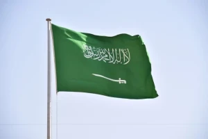 أول تعليق من المملكة بعد استهداف ناقلة إماراتية أثناء عبورها مضيق هرمز