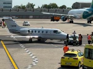 بالفيديو: لحظة اصطدام مركبة بطائرة خاصة أثناء تحركها في مطار ميلانو