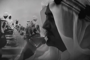 فيديو نادر للملك فيصل أثناء تناوله الطعام في قصره  بالرياض.. والكشف عن تاريخ تصويره