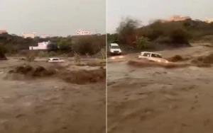 عصر اليوم.. فيديو لسيول قوية تجرف سيارة حاول قائدها عبور أحد الأودية في جازان main