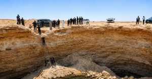 لأول مرة في العراق.. بالفيديو: اكتشاف كهف غامض في صحراء الأنبار يخفي نهرًا تحت الأرض