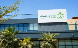 وزارة البلديات تحدد 9 مواقع يُمنع فيها نشاط «التاجر المتنقل».. وتكشف السبب
