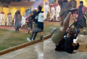 تمسك بالكاميرا خوفاً عليها.. بالفيديو: لحظة سقوط مصور سينمائي أثناء تصوير مشهد من مسلسل سعودي
