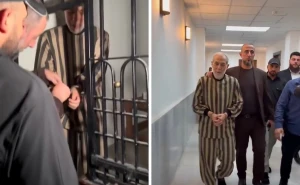 ظهر مكبل اليدين.. بالفيديو: لحظة وصول "مفتي البراميل" أحمد حسون إلى قاعة المحكمة  قبل الحكم عليه بالسجن المؤيد