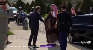 ‏لحظة وصول ⁧‫ولي العهد‬⁩ الأمير محمد بن سلمان إلى ساحة الإنفاليد في باريس