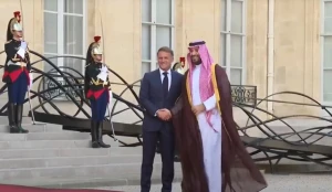 بالفيديو: لحظة وصول ولي العهد إلى قصر الإليزية والرئيس الفرنسي في مقدمة مستقبليه