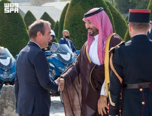 ‏لحظة وصول ⁧‫ولي العهد‬⁩ الأمير محمد بن سلمان إلى ساحة الإنفاليد في باريس