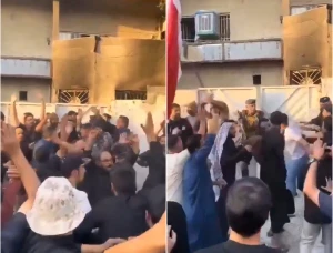 بعد قطع رأس طفل عراقي لانتقاده إيران.. بالفيديو: عراقيون غاضبون يحاصرون منزل الجاني ويحاولون اقتحامه