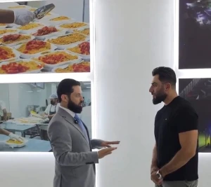 وجبات موحدة وعمليات مجانية.. بالفيديو: إعلامي سوري يكشف تفاصيل الحياة داخل السجون السورية الجديدة
