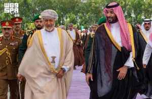 بالصور: سلطان عُمان يصل إلى جدة وولي العهد في مقدمة مستقبليه