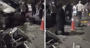 بالفيديو: سيارة تقتحم تجمعًا مؤيدًا للحرس الثوري في مشهد.. وتقارير عن سقوط عدد كبير من الضحايا