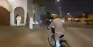 على دراجة هوائية.. بالفيديو: الوليد بن طلال يزور شقيقه الأمير خالد في منزله