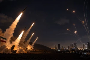 إيران تطلق رشقة صاروخية جديدة