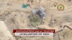 بالفيديو: لحظة استهداف الجيش اليمني تجمعات لمليشيا الحوثي بطائرة مسيرة في جبهة مأرب