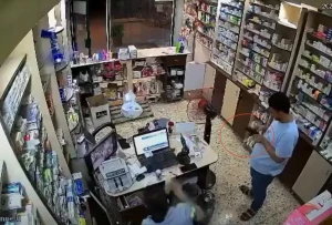 سوريا: كاميرات المراقبة توثق لحظة مقتل صيدلي داخل محله في حماة