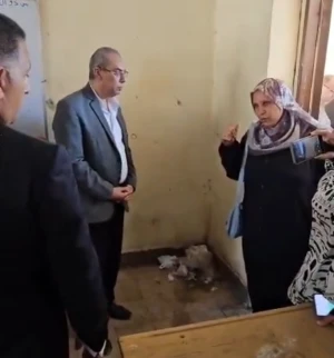 «إزاي أعلم الطلبة النظافة وأنا مش نضيف؟».. بالفيديو: مسؤول مصري يوبخ مديرة مدرسة خلال جولة مفاجئة