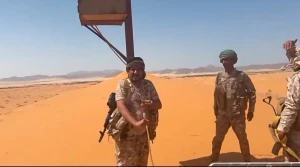 بالفيديو.. قائد بالجيش اليمني يقطع أسلاك برج اتصالات لميليشيا الحوثي أثناء وصول القوات إلى مشارف اليتمة