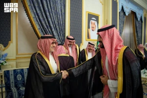 بالصور: ولي العهد يستقبل في قصر السلام بجدة عدد من  الأمراء  والمشايخ  وجمعًا من المواطنين