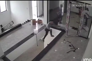 بسبب انشغاله بالجوال.. بالفيديو: لحظة سقوط عامل من الطابق العلوي داخل منزل قيد الإنشاء