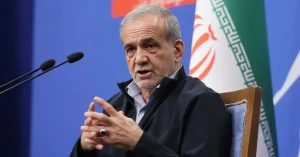 الرئيس الإيراني يعلن تفاهمًا مع عُمان بشأن مضيق هرمز.. ومصدر يكشف تفاصيل الاتفاق