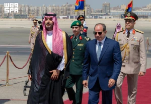 بالصور .. ولي العهد يصل إلى القاهرة في زيارة عمل والسيسي في مقدمة مستقبليه
