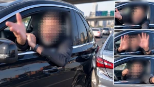 "أنا أشتريك بالعربية باللي فيها".. فيديو لشخص يصدم آخر بسيارته من الخلف على طريق سريع في مصر