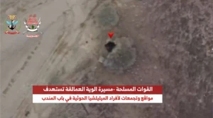 بطائرات مسيرة.. فيديو للقوات المسلحة اليمنية تستهدف تجمعات مليشيا الحوثي في باب المندب