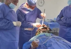 بعد معاناة 10 سنوات..  بالفيديو: لحظة توقف رعشة يد مريض أثناء خضوعه لعملية جراحية في مصر