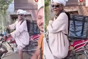 يرتدي الجلابية والعمة.. فيديو لمسن صعيدي يعمل دليفري على دراجة نارية يجتاح مواقع التواصل في مصر