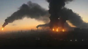 بالفيديو: اشتعال النيران في مصافي نفط روسية بموسكو بعد استهدافها بمسيّرات أوكرانية
