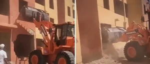 «أنت هتدخل في الحيطة بس عاوزين العمدان».. فيديو إزالة عمارات مخالفة في مصر يثير الجدل