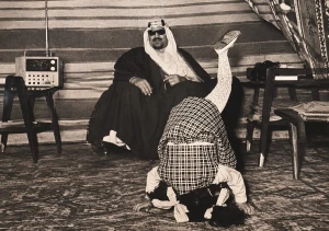 صورة نادرة للملك سعود وابنته نزهة وهي تلهو أمامه.. والكشف عن مكان وتاريخ التقاطها