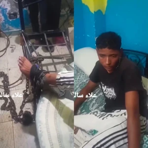 "أنا خلصت فلوسي على المصحات".. فيديو لأب مصري يربط ابنه المدمن بسلسلة من قدمه في المنزل
