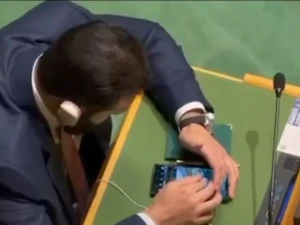 بالفيديو.. أحمد الشرع يتصفح «إنستغرام» خلال كلمة الرئيس التركي في الجمعية العامة للأمم المتحدة