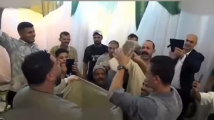 ألقوا رزم الأموال داخل ملابسه.. بالفيديو: شقيق عريس مصري يجمع مليوني جنيه في حفل زفاف بالغربية
