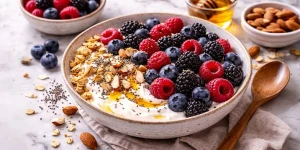 ماذا يحدث لجسمك عند تناول التوت مع الزبادي؟